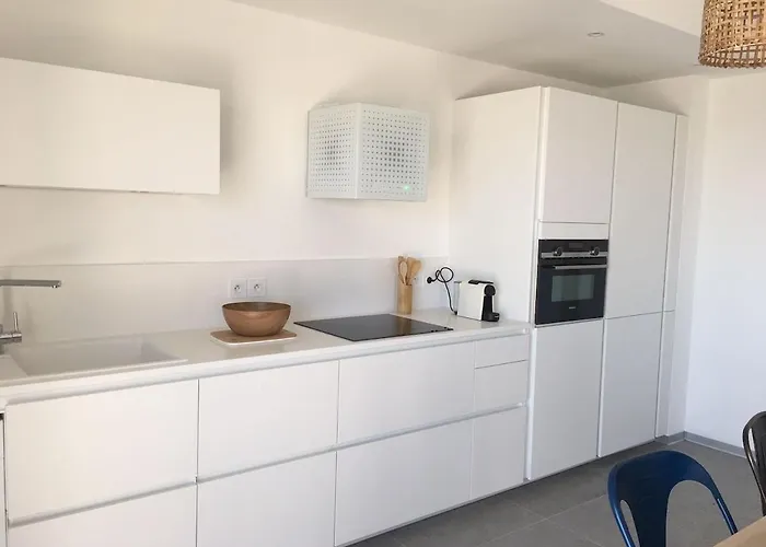 T3 Front De Dernier Etage Vue Petit Havre De Paix Pour Vos Emplacement Unique Vue Panoramique A 180 Degres Pour Ce T3 En Face De La Front De Vue Sur Les Iles 5 Et Dernier Etage Avec Ascenseur Le Lavandou