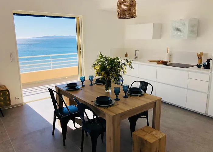 T3 Front De Dernier Etage Vue Petit Havre De Paix Pour Vos Emplacement Unique Vue Panoramique A 180 Degres Pour Ce T3 En Face De La Front De Vue Sur Les Iles 5 Et Dernier Etage Avec Ascenseur Le Lavandou